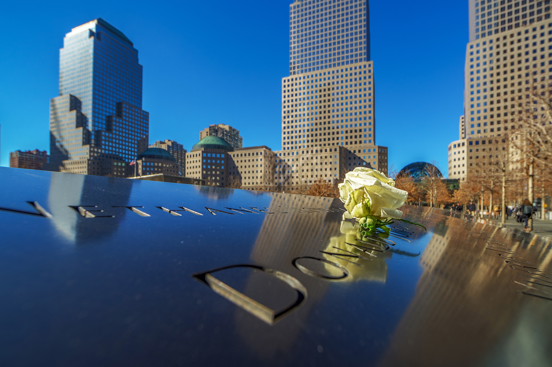 Память 9 11. Мемориал в Нью Йорке. Мемориал 9/11 в Нью-Йорке. Мемориал 9/11 сувениры. Отражение отсутствия.