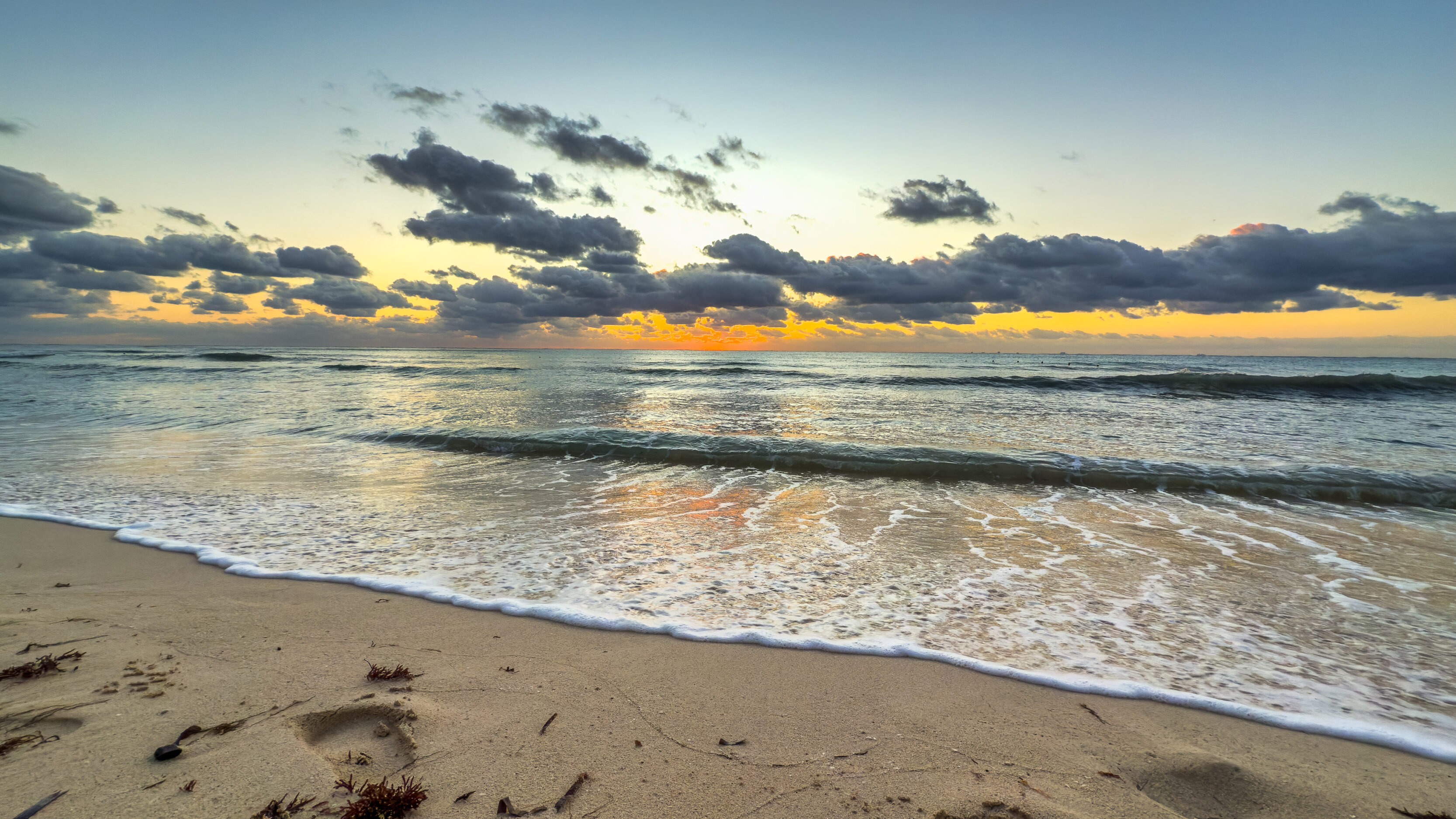 Sunrise in Playa Del Carmen 241223